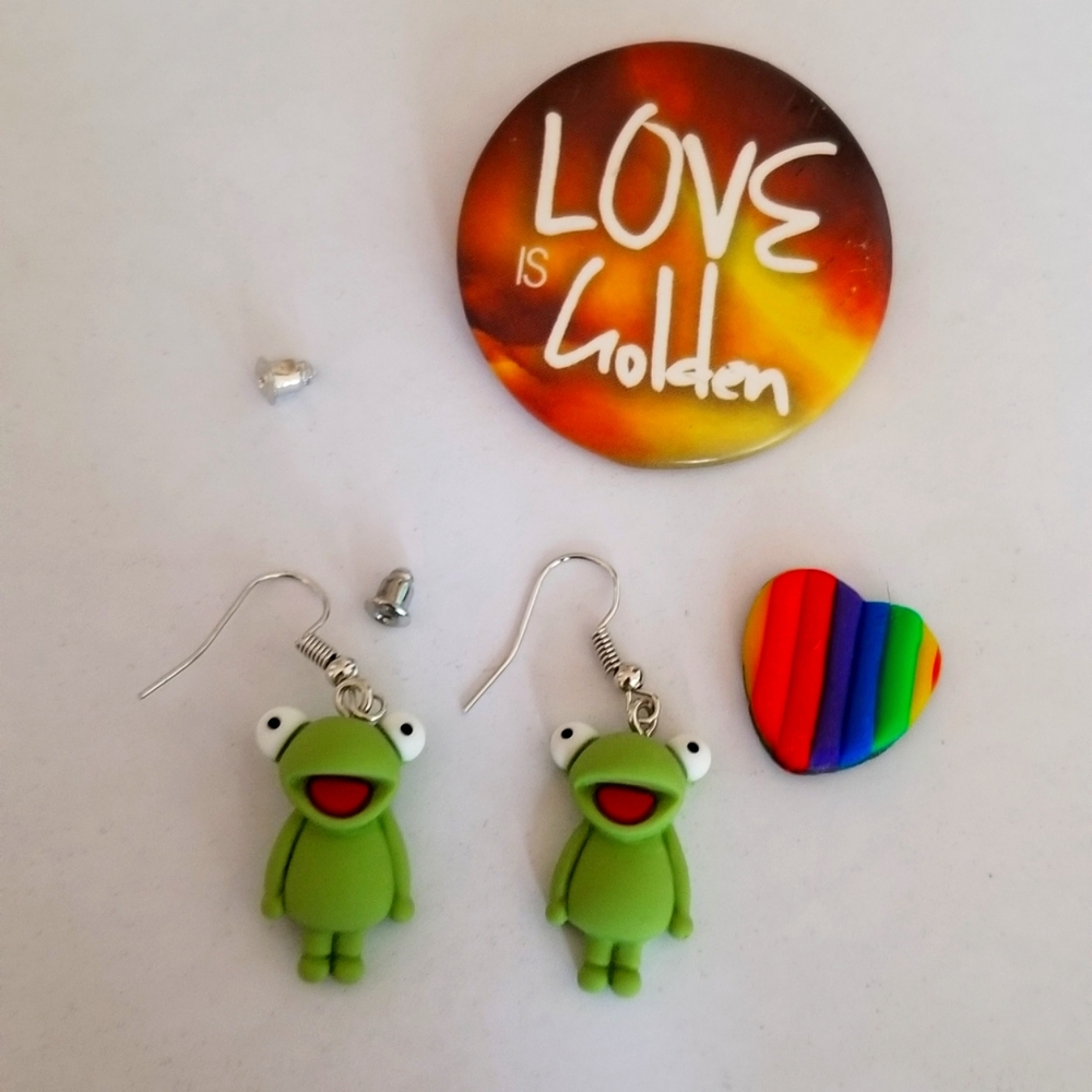 3/$30 Happy Frog dangle earrings 🐸